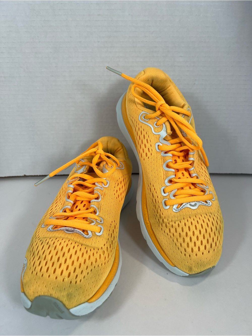Under Armour HOVR Infinite 4 Yellow Orange Running Shoes Women’s Size 8